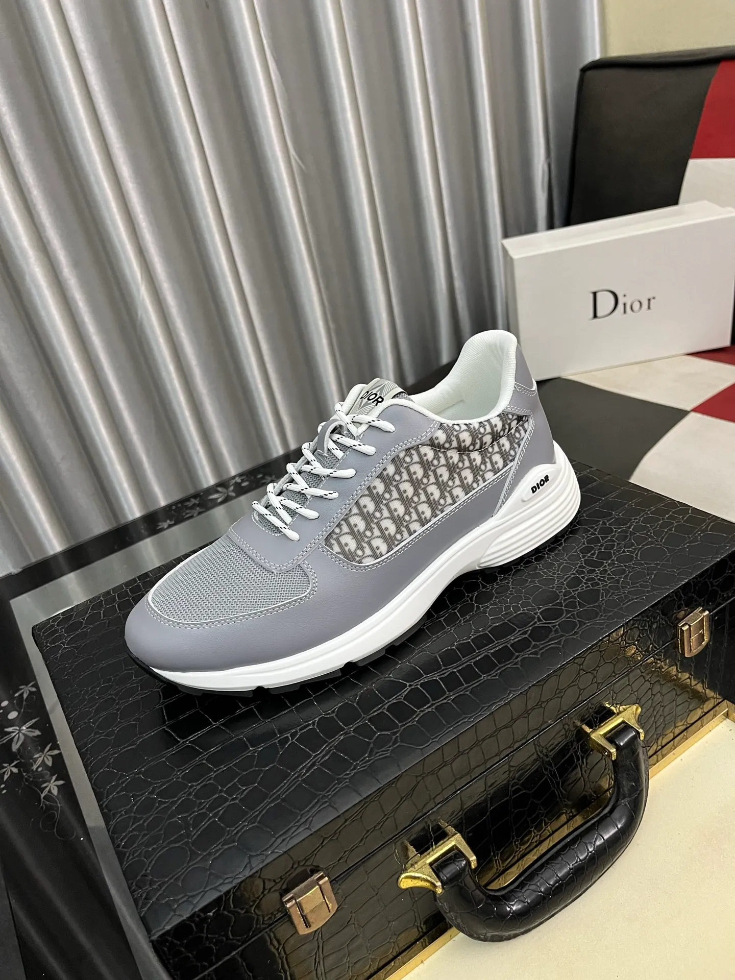 Men's shoes 💰440⌚️⌚️[Dior] The toe is designed to be a bit wider, and the upper foot comfort is perfect. The threads are beautiful, and it fits the pants perfectly. Decorated with various classic details, it is an ideal choice for daily styling. It can be matched with various casual items to create exquisite looks. Fabric: First-layer cowhide/lining sheepskin TPU original outsole Size: 38-444️⃣Colors available